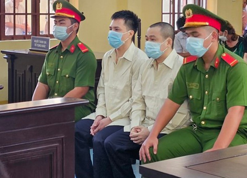 Theo Người lao động, trong phiên tòa mới đây, Hữu Tín khai đã lấy ma túy của Nguyễn Hoàng Phi để sử dụng, nguyên nhân xuất phát từ sự tò mò. Còn Nguyễn Hoàng Phi cho biết, anh không biết "chơi" ma túy. Nguyễn Hoàng Phi khai do một người đàn ông không rõ lai lịch nhét vào tay lúc đi chơi cùng nên cầm về nhà. Nội dung vụ án thể hiện, tối ngày 10/6/2022, sau khi đi nhậu về, Hữu Tín, Nguyễn Hoàng Phi cùng bạn bè lấy số ma túy mà Nguyễn Hoàng Phi được cho, dùng còn dư ra sử dụng tại nơi ở của mình. Sáng ngày 11/6/2022, cả nhóm bị Công an phường 5, quận 8 bắt quả tang. Ảnh: Người lao động