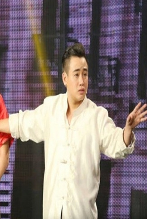 Hữu Tín tốt nghiệp khoa diễn viên tại Đại học Sân khấu - Điện ảnh TP.HCM năm 2009. Anh là trưởng nhóm của X-Pro. Khi tham gia gameshow Cười xuyên Việt – Tiếu lâm hội, nhóm gây ấn tượng qua tiểu phẩm hài “Bến Thượng Hải” và giành danh hiệu quán quân. Ảnh: Giao thông