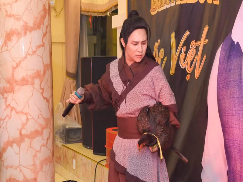 Theo Pháp luật TP.HCM, Nguyễn Hoàng Phi trợ diễn và là thành viên của nhóm kịch Đời. Anh từng đóng một số sitcom như: “Ông bố bất đắc dĩ”, “Hẻm 168”… Ảnh: Pháp luật TP.HCM