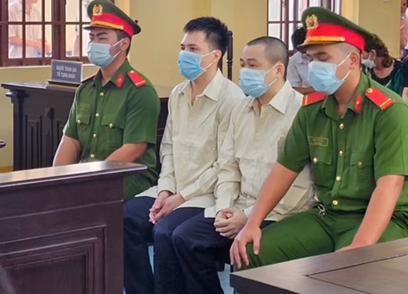 Theo Người lao động, trong phiên tòa mới đây, Hữu Tín khai đã lấy ma túy của Nguyễn Hoàng Phi để sử dụng, nguyên nhân xuất phát từ sự tò mò. Còn Nguyễn Hoàng Phi cho biết, anh không biết "chơi" ma túy. Nguyễn Hoàng Phi khai do một người đàn ông không rõ lai lịch nhét vào tay lúc đi chơi cùng nên cầm về nhà. Nội dung vụ án thể hiện, tối ngày 10/6/2022, sau khi đi nhậu về, Hữu Tín, Nguyễn Hoàng Phi cùng bạn bè lấy số ma túy mà Nguyễn Hoàng Phi được cho, dùng còn dư ra sử dụng tại nơi ở của mình. Sáng ngày 11/6/2022, cả nhóm bị Công an phường 5, quận 8 bắt quả tang. Ảnh: Người lao động