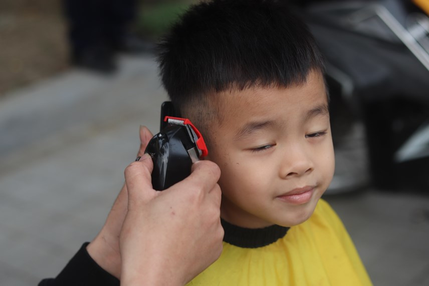 Trung bình mỗi ngày, nhóm cắt tóc miễn phí cho 15 người, hôm nhiều thì phục vụ được khoảng 30 người. Những người đến cắt tóc chủ yếu là người lao động có thu nhập thấp như công nhân lao động, người già và cả trẻ em.