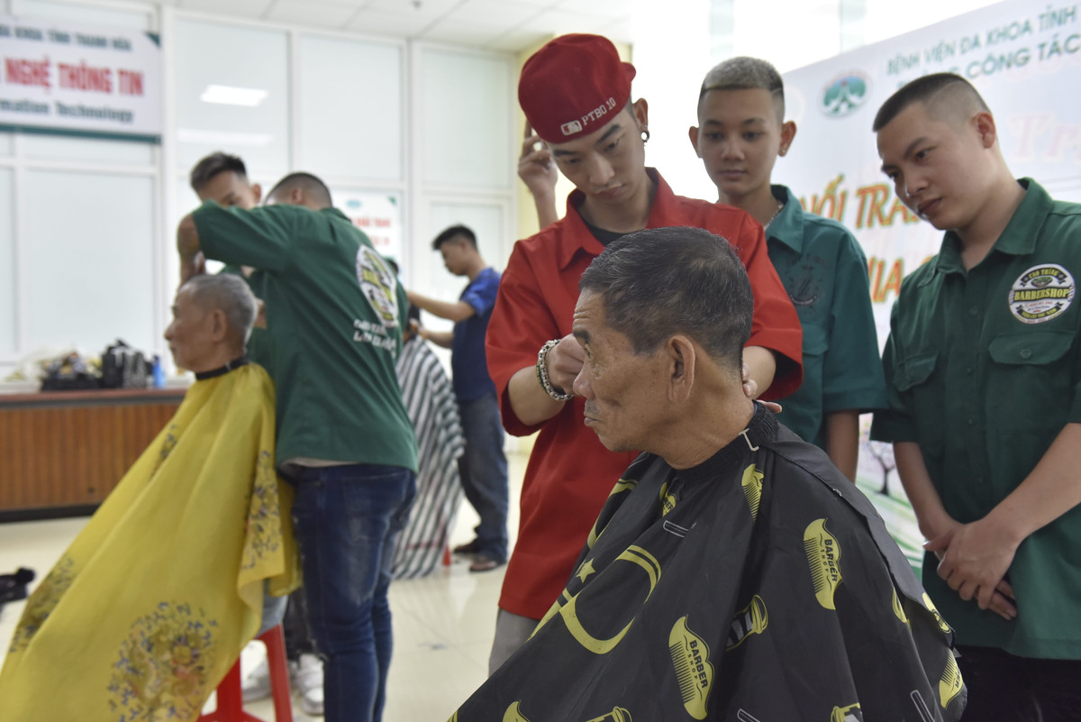 Mỗi lần như vậy, nhóm thường huy động từ 30 - 40 người để tập trung cắt tóc cho nhiều bệnh nhân nhất có thể.