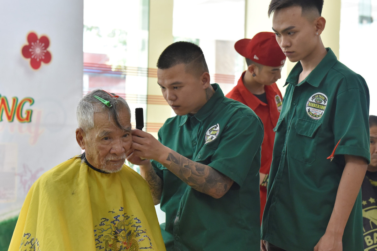 Cứ đều đặn 1 tháng 2 lần, nhóm cắt tóc của anh Thịnh lại tổ chức một chương trình cắt tóc miễn phí lớn, địa điểm được chọn thường là Bệnh viện Đa khoa tỉnh, Bệnh viện Đa khoa thành phố, Trung tâm bảo trợ số 2 (đóng tại TP Sầm Sơn)...