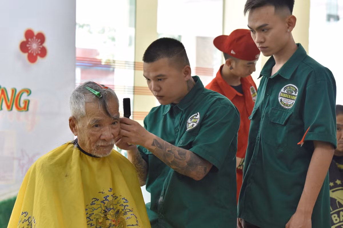 Cứ đều đặn 1 tháng 2 lần, nhóm cắt tóc của anh Thịnh lại tổ chức một chương trình cắt tóc miễn phí lớn, địa điểm được chọn thường là Bệnh viện Đa khoa tỉnh, Bệnh viện Đa khoa thành phố, Trung tâm bảo trợ số 2 (đóng tại TP Sầm Sơn)...