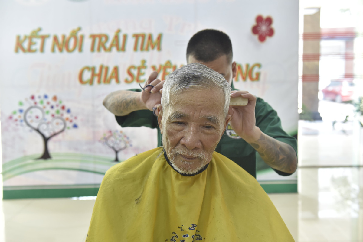Dù là hoạt động cắt tóc miễn phí nhưng những đường cắt tỷ mỷ vẫn được các 'tay kéo' trẻ chỉnh chu trong từng chi tiết. Khi hoàn thành việc cắt tóc cho bệnh nhân, niềm vui lớn nhất đọng lại trong nhóm là tiếng cười và sự khen ngợi gửi tới nhóm cắt tóc.