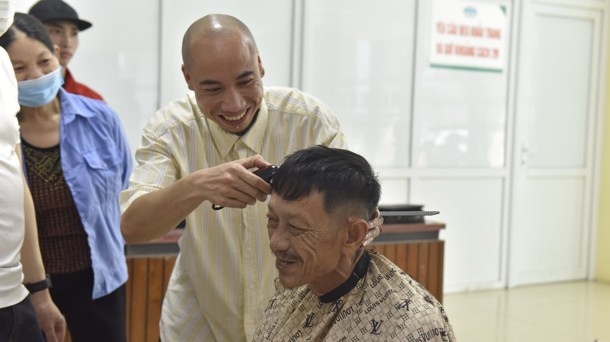 Người đứng ra thành lập nhóm cắt tóc miễn phí này là anh Trần Đức Thịnh (39 tuổi, chủ một salon tóc tại TP Thanh Hóa).