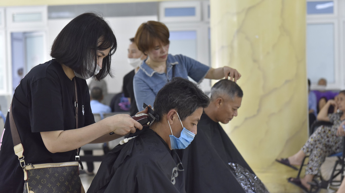 Những ngày cuối tháng 3, khi tiết trời mưa lạnh, nhóm vẫn duy trì đều đặt lịch cắt tóc miễn phí tại bệnh viện. Theo anh Trần Đức Thịnh, động lực để nhóm triển khai được hoạt động trên trong suốt gần 10 năm là từ ý thức trách nhiệm xã hội của từng thành viên trong nhóm.