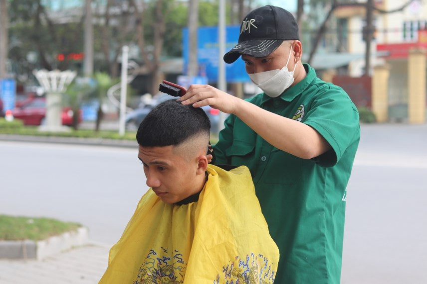 Nhóm cắt tóc của anh Thịnh có 8 thành viên chính hoạt động thường xuyên, chủ yếu là các bạn trẻ có độ tuổi từ 18-25. Thời gian hoạt động của các "salon tóc" là từ thứ 2 đến thứ 6, từ 16h chiều là mở cửa và "đóng tiệm" lúc 18h30’.