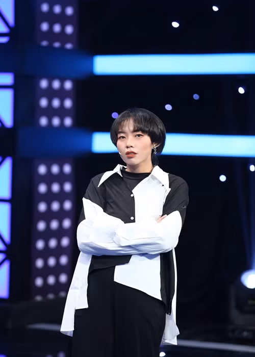 Chan dung nu ca si tung tram cam, khong yeu ai qua 2 tuan