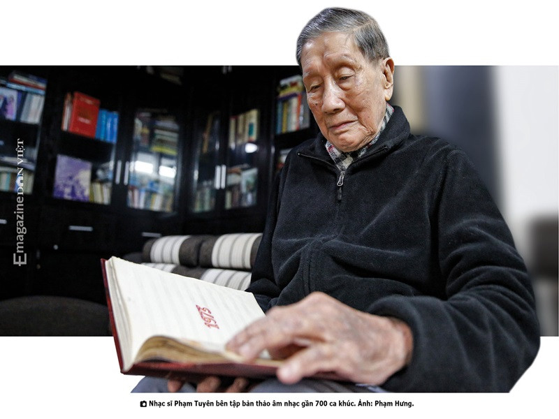 Tháng 1/2023, trong cuộc phỏng vấn với Dân Việt, nhạc sĩ Phạm Tuyên chia sẻ về cuộc sống ở tuổi 93. Nam nhạc sĩ thức dậy từ 5 giờ sáng, rất ít ngủ hoặc không ngủ được vào buổi tối. Ảnh: Dân Việt