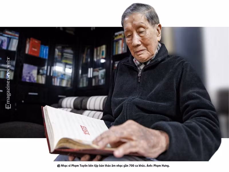 Tháng 1/2023, trong cuộc phỏng vấn với Dân Việt, nhạc sĩ Phạm Tuyên chia sẻ về cuộc sống ở tuổi 93. Nam nhạc sĩ thức dậy từ 5 giờ sáng, rất ít ngủ hoặc không ngủ được vào buổi tối. Ảnh: Dân Việt