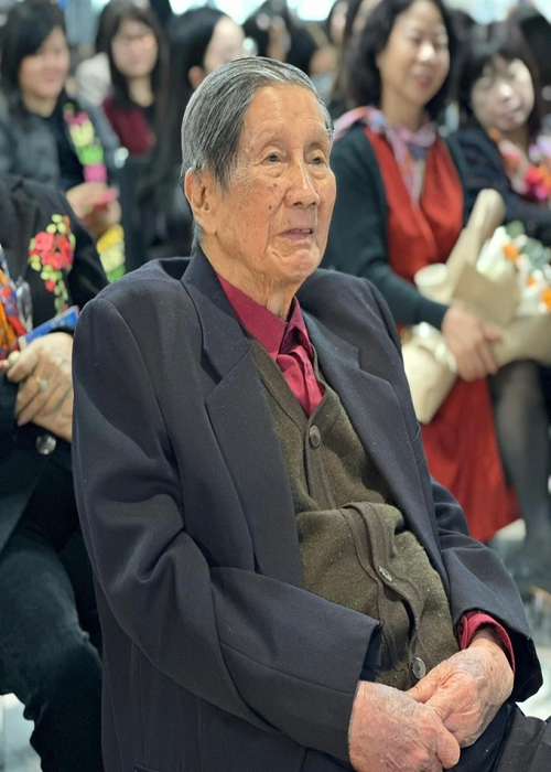 Tháng 2/2023, tác giả bài hát "Như có Bác Hồ trong ngày vui đại thắng" có mặt trong buổi ra mắt sách “Bài hát lớn lên cùng con” của con gái. Ảnh: Dân trí