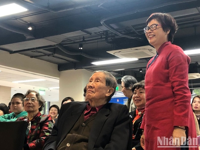 Theo Người đô thị, nhạc sĩ Phạm Tuyên cho biết, ông rất bất ngờ khi con gái tặng ông cuốn "Bài hát lớn lên cùng con", gồm nhiều bài viết về các ca khúc ông sáng tác cho con gái hoặc gắn với những cột mốc quan trọng trong tuổi thơ của con. Ảnh: Nhân dân