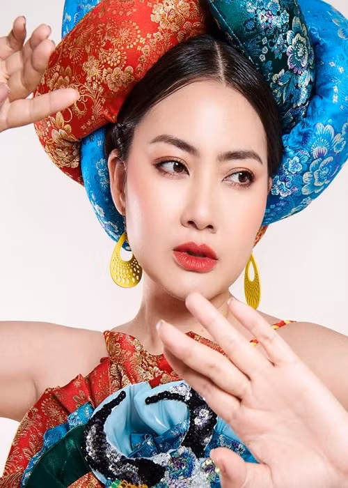 Bà mẹ một con còn bức xúc vì tư vấn dụ dỗ mọi cách để cô ký. Nữ diễn viên thừa nhận cô thua về luật vì ký hợp đồng mà không xem.