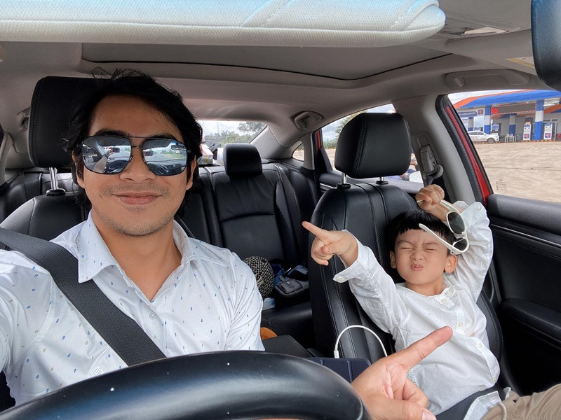 Chồng cũ Ngọc Lan đưa con trai đi chơi, về quê thăm người thân.