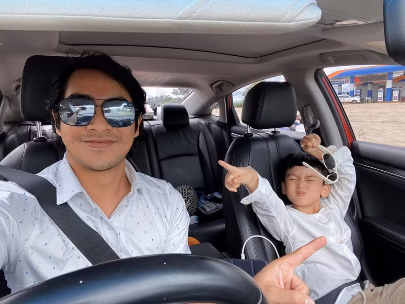 Chồng cũ Ngọc Lan đưa con trai đi chơi, về quê thăm người thân.