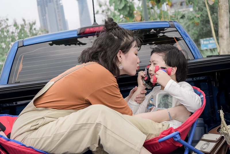 Trong cuộc phỏng vấn với Dân Trí hồi tháng 3/2023, Ngọc Lan chia sẻ điều khó khăn với cô khi làm mẹ đơn thân là phải học cách thấu hiểu và tiếp cận với những cảm xúc của con. “Bé Louis (con trai Ngọc Lan) có tính cách khá nội tâm và ít chia sẻ cảm xúc của mình. Ở tuổi của bé có sự tinh nghịch riêng, đòi hỏi tôi phải kiên nhẫn và san sẻ cùng con. Công việc làm mẹ vẫn là một hành trình mà tôi phải học mỗi ngày”, cô trải lòng.