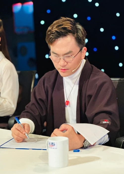 Đại Nghĩa tham gia nhiều chương trình như: Gương mặt thân quen, Ánh sáng hay bóng tối, Con biết tuốt, Chuẩn cơm mẹ nấu, Diễn viên bá đạo, Dạ khúc tình yêu, Phiên bản hoàn hảo, Giọng ải giọng ai, Là vợ phải thế, Người hùng tí hon, Gia đình song ca, Tiếu lâm tứ trụ nhí, Ngôi sao phương Nam, Tuyệt đỉnh song ca nhí. Ảnh: FBNV