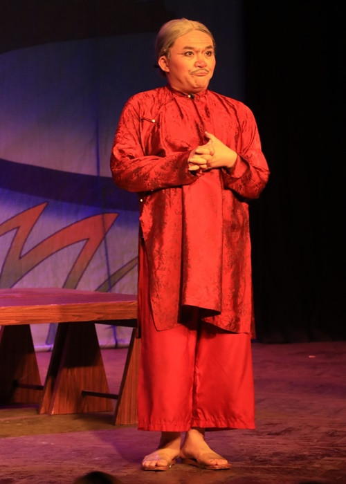 Đại Nghĩa sinh ra trong gia đình có bố là người tài hoa, có thể chơi đàn, vẽ tranh, vì vậy từ 10 tuổi, Đại Nghĩa gần như thuần thục cầm kỳ thi họa. Năm 15 tuổi, anh nhận ra mình phù hợp làm diễn viên nhất bởi vậy năm 1996, anh thi vào Khoa diễn viên điện ảnh, trường Cao đẳng Sân khấu Điện ảnh TP HCM. 3 năm sau, anh tốt nghiệp rồi đầu quân cho Sân khấu kịch Idecaf. Ảnh: PLO