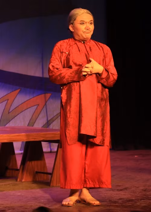 Đại Nghĩa sinh ra trong gia đình có bố là người tài hoa, có thể chơi đàn, vẽ tranh, vì vậy từ 10 tuổi, Đại Nghĩa gần như thuần thục cầm kỳ thi họa. Năm 15 tuổi, anh nhận ra mình phù hợp làm diễn viên nhất bởi vậy năm 1996, anh thi vào Khoa diễn viên điện ảnh, trường Cao đẳng Sân khấu Điện ảnh TP HCM. 3 năm sau, anh tốt nghiệp rồi đầu quân cho Sân khấu kịch Idecaf. Ảnh: PLO