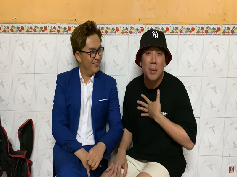 Đại Nghĩa chia sẻ trên VTC News về việc thay thế Trấn Thành: "Bản thân tôi cũng từng làm nhiều chương trình và có người thay thế. Tôi cũng là người thay thế cho nhiều người khác. Những chuyện thế này thường xuyên diễn ra nên mối quan hệ giữa anh em nghệ sĩ không bị ảnh hưởng. Không bao giờ vì lý do như vậy mà chúng tôi khó nhìn mặt nhau. Có thể mỗi năm, tiêu chí của nhà sản xuất khác nhau nên ai thay ai đó là điều không quá nặng nề…". Ảnh: Dân Việt