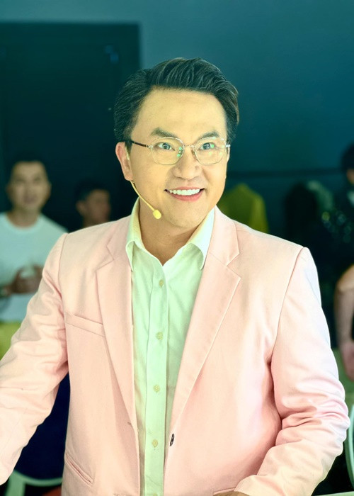 Đại Nghĩa bắt đầu gây ấn tượng với khán giả bằng lối diễn tự nhiên khi đóng các vai nhỏ. Một thời gian sau, nhờ tham gia các series chương trình hài kịch dành cho thiếu nhi, anh được chú ý. Tên tuổi của Đại Nghĩa vượt ra khỏi Sân khấu kịch Idecaf khi gameshow nở rộ, các nhà sản xuất thường mời nghệ sĩ hài đảm nhận vai trò MC. Ảnh: FBNV