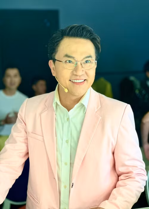 Đại Nghĩa bắt đầu gây ấn tượng với khán giả bằng lối diễn tự nhiên khi đóng các vai nhỏ. Một thời gian sau, nhờ tham gia các series chương trình hài kịch dành cho thiếu nhi, anh được chú ý. Tên tuổi của Đại Nghĩa vượt ra khỏi Sân khấu kịch Idecaf khi gameshow nở rộ, các nhà sản xuất thường mời nghệ sĩ hài đảm nhận vai trò MC. Ảnh: FBNV