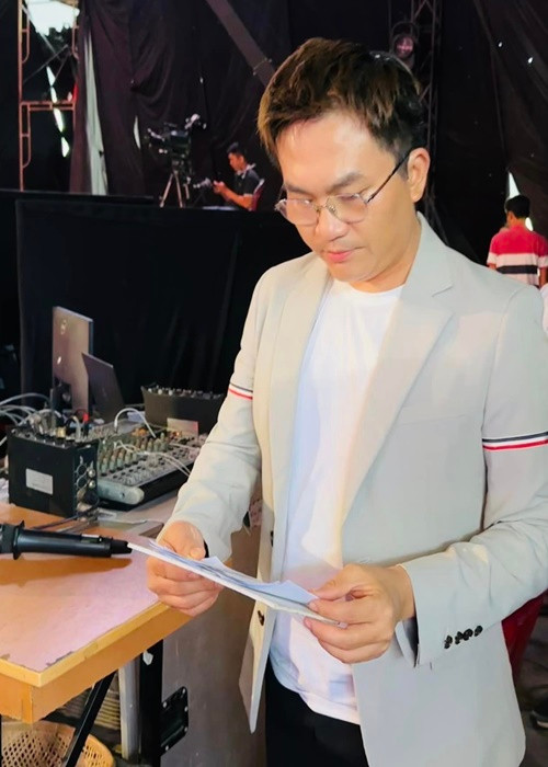 Đại Nghĩa từng cho rằng bản thân thua MC Thanh Bạch về trình độ, không bằng một góc Trấn Thành, Trường Giang về lượng fan khủng và duyên dáng, không qua được Lại Văn Sâm về độ sâu sắc. Anh cũng chia sẻ, bản thân kém xa Phan Anh, Nguyên Khang về độ đẹp trai, không bằng Ngô Kiến Huy về sự dễ thương. "Xét về mọi mặt thì Nghĩa chỉ lưng lửng", Đại Nghĩa nói. Ảnh: FBNV