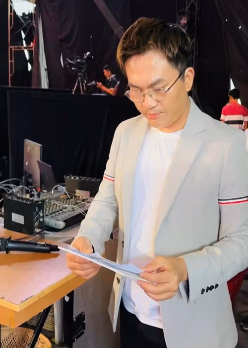 Đại Nghĩa từng cho rằng bản thân thua MC Thanh Bạch về trình độ, không bằng một góc Trấn Thành, Trường Giang về lượng fan khủng và duyên dáng, không qua được Lại Văn Sâm về độ sâu sắc. Anh cũng chia sẻ, bản thân kém xa Phan Anh, Nguyên Khang về độ đẹp trai, không bằng Ngô Kiến Huy về sự dễ thương. "Xét về mọi mặt thì Nghĩa chỉ lưng lửng", Đại Nghĩa nói. Ảnh: FBNV