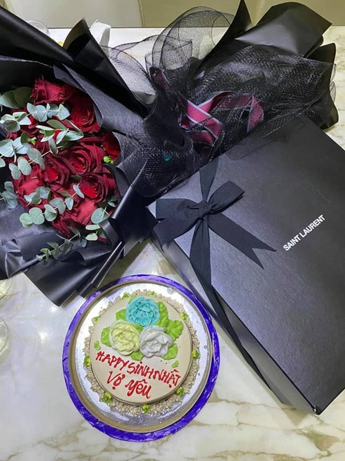 Mẹ bé Bảo Khanh chia sẻ hình ảnh bánh sinh nhật do Trần Bảo Sơn tặng. Ảnh: Sức khỏe và đời sống