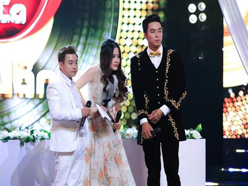 Trong chương trình Tuyệt đỉnh song ca - Cặp đôi vàng, Nam Em bị tụt huyết áp sau khi biểu diễn. Ảnh: Sức khỏe đời sống