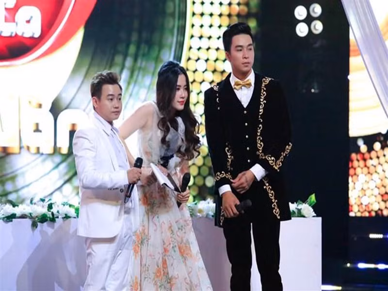 Trong chương trình Tuyệt đỉnh song ca - Cặp đôi vàng, Nam Em bị tụt huyết áp sau khi biểu diễn. Ảnh: Sức khỏe đời sống