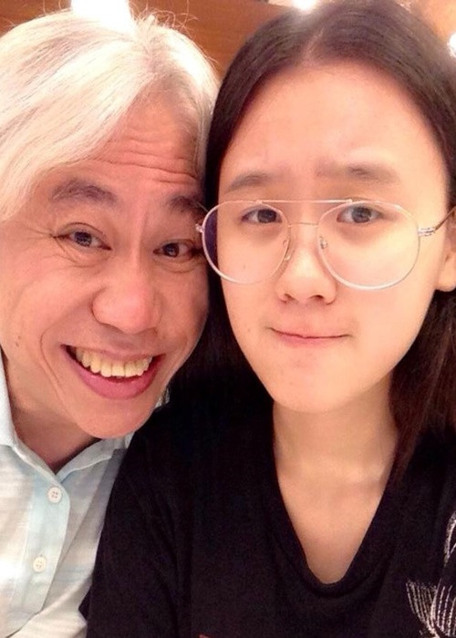 Tháng 2/2023, sau ca phẫu thuật, Lý Khôn Thành kết hôn với Lâm Tĩnh Ân tại phòng chăm sóc đặc biệt của bệnh viện. Nam nhạc sĩ làm giấy đăng ký kết hôn để hợp pháp hóa việc để lại tài sản cho Lâm Tĩnh Ân. Ảnh: Zing