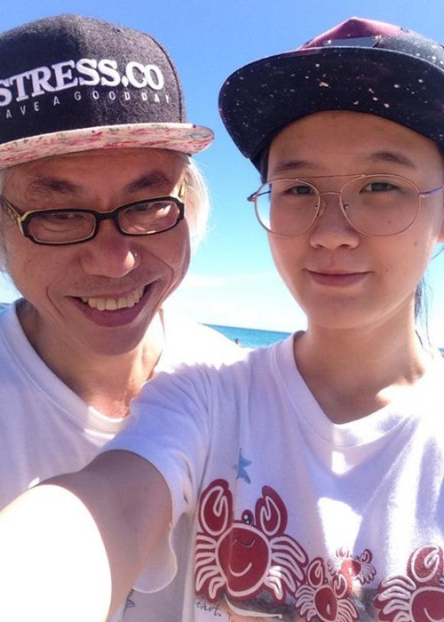 Ở bên người tình kém 39 tuổi, Lý Khôn Thành học cách tỏ ra dễ thương khi chụp ảnh và khám phá lại những thứ tưởng chừng đơn giản, ví dụ như thi thoảng đi dã ngoại, xem phim hay chỉ đơn giản là nắm tay bạn gái đi dạo trên bãi biển. Ảnh: Gia Đình Việt Nam