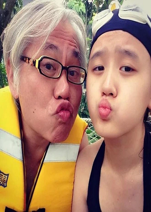 Lý Khôn Thành - Lâm Tĩnh Ân là cặp đôi “ông cháu” gây sốc làng giải trí Hoa ngữ. Nam nhạc sĩ sinh năm 1957 còn Lâm Tĩnh Ân sinh năm 1996. Chuyện tình cách biệt 39 tuổi khiến cặp đôi bị dư luận dị nghị, gia đình phản đối. Cha của Lâm Tĩnh Ân từ mặt con gái và chấm dứt quan hệ bạn bè với Lý Khôn Thành. Ảnh: Dân Trí