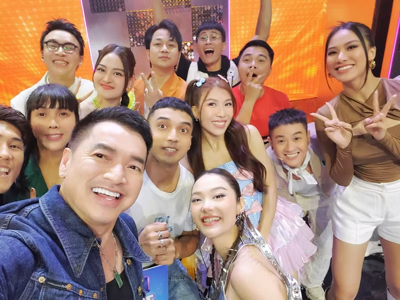 Quang Minh thường bị mọi người hỏi về tình yêu mới. Thậm chí, mỗi khi anh chụp ảnh, đi chung với ai cũng bị đồn hẹn hò. Quang Minh chia sẻ, một người bạn nói ngại đi chung với anh vì sợ vướng nghi vấn yêu đương. Ảnh: FBNV