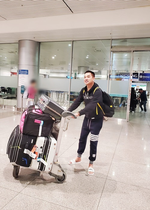 Quang Minh từng muốn dừng lại công việc nghệ thuật vì muốn lắng lại, suy nghĩ về mọi việc. Tuy nhiên, sau đó, anh nhận ra không thể để nỗi buồn làm chìm đắm cuộc sống. Vì vậy, Quang Minh đóng phim, làm MC, tham gia gameshow. Ảnh: FBNV