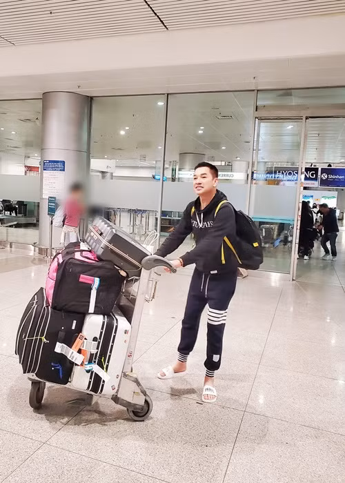 Quang Minh từng muốn dừng lại công việc nghệ thuật vì muốn lắng lại, suy nghĩ về mọi việc. Tuy nhiên, sau đó, anh nhận ra không thể để nỗi buồn làm chìm đắm cuộc sống. Vì vậy, Quang Minh đóng phim, làm MC, tham gia gameshow. Ảnh: FBNV