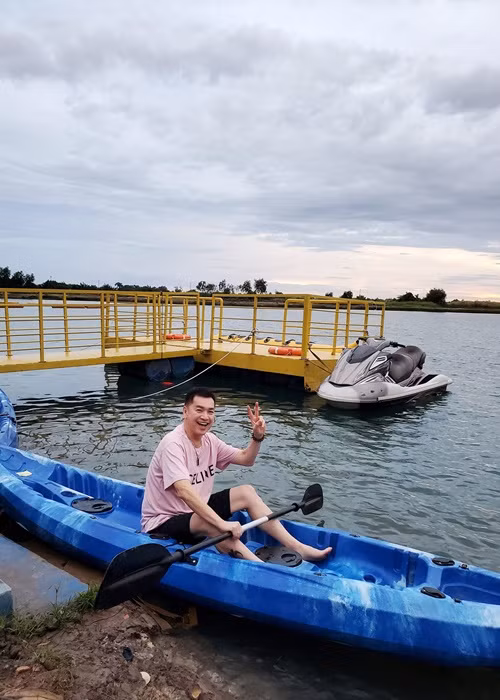 Nam diễn viên vui vẻ nghỉ dưỡng cùng bạn bè, đồng nghiệp. Ảnh: FBNV