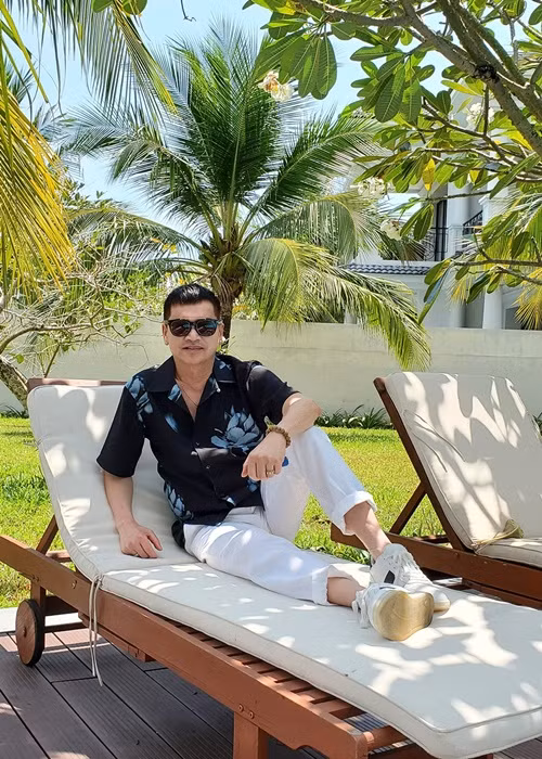 Chồng cũ Hồng Đào tập gym, đi bơi, du lịch. Ảnh: FBNV