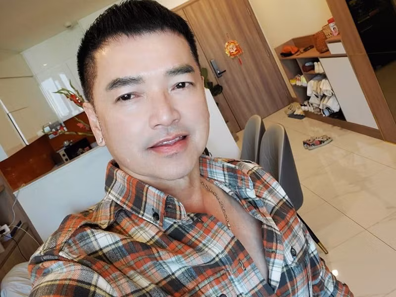 Một năm sau ly hôn, Quang Minh chỉ biết tìm chỗ ăn ngoài, sau này anh tập tành nấu cơm. Ảnh: FBNV