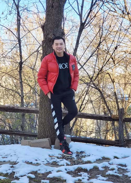 Quang Minh từng gửi lời chúc mừng sinh nhật đến vợ cũ. Anh còn chia sẻ hình ảnh Hồng Đào bên hai con gái đồng thời viết: "Một người mẹ luôn sát cánh hai con. Cảm ơn em vì mọi thứ em nha. Chúc mừng Ngày của mẹ". Ảnh: FBNV