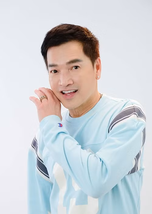 Dịp Tết 2022, Quang Minh và vợ cũ chạm mặt ở hậu trường một chương trình. Cả hai chào hỏi xã giao bằng tiếng Anh. Ảnh: FBNV