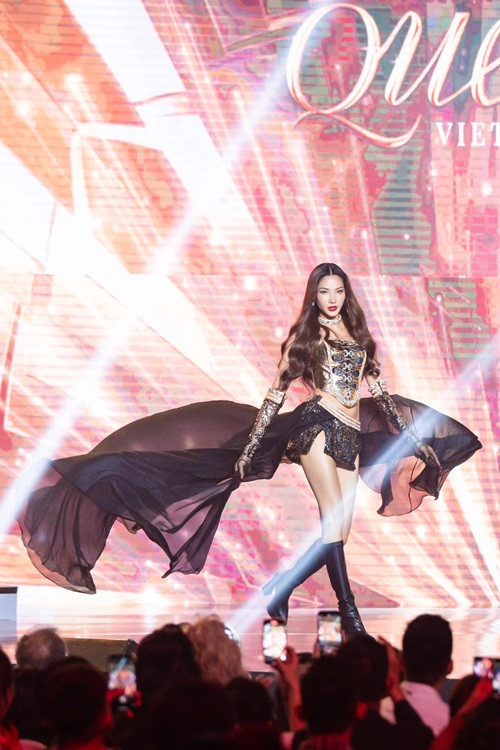 Hoàng Thùy xuất hiện trong chung kết Miss International Queen Vietnam 2023 tối ngày 8/4 với vai trò chuyên gia đào tạo.