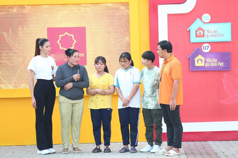 Thi thoảng, nàng hậu tham gia chương trình truyền hình, sự kiện giải trí.