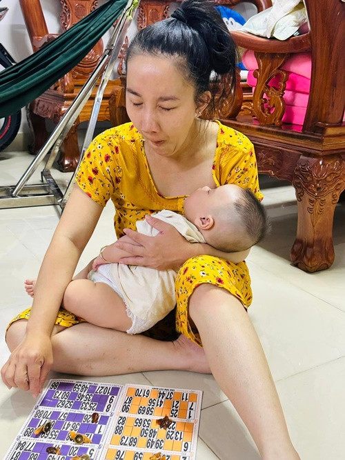 Khi chăm sóc con, ăn uống, ngay cả lúc ngủ, Quỳnh Quỳnh cũng bị chồng chụp lại hình ảnh hài hước.