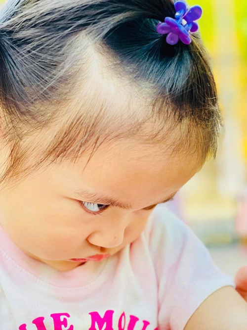 Thay vì chỉ khoe hình ảnh những lúc con gái xinh đẹp nhất, Lê Dương Bảo Lâm lại chia sẻ khoảnh khắc con đanh đá hết cỡ.