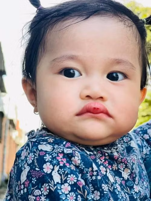 Nam diễn viên hài chia sẻ hình ảnh con gái bị ngã dập môi. "Xui quá ở nhà không xui cũng tới té đập mặt nhưng đôi môi hứng trọn hết. Nãy vợ ôm qua hết hồn tưởng Lê Giang mới bơm môi về không á. Chán hết muốn nói, con Bảo Lâm nhưng mặt y chang Lê Giang", Lê Dương Bảo Lâm hài hước viết.