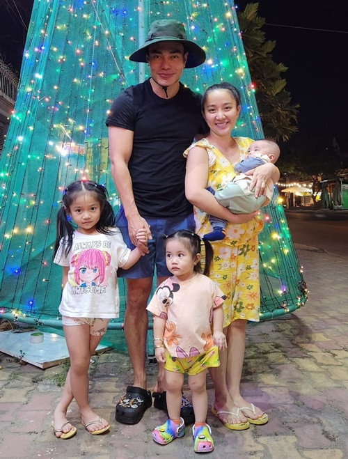 Nam diễn viên hài muốn mang đến tiếng cười cho khán giả qua loạt ảnh "dìm hàng" gia đình.