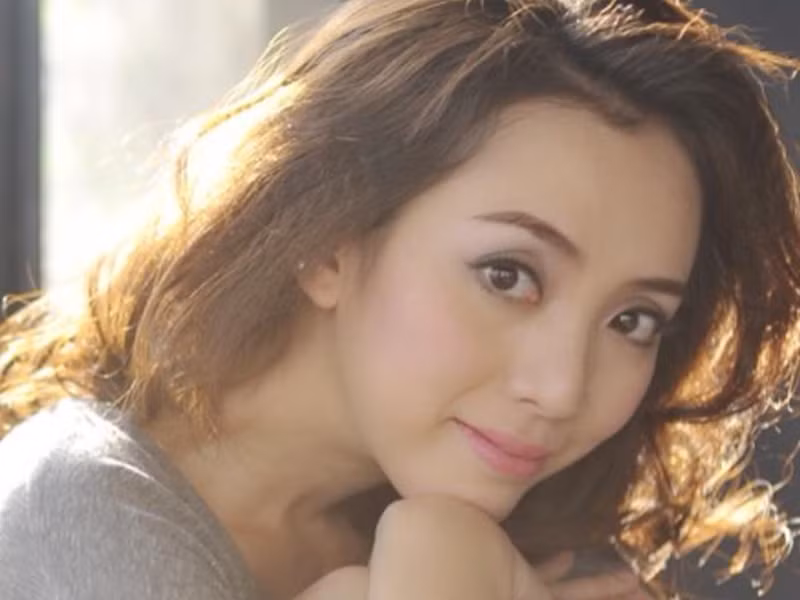 Phía bố Thu Trang, sau một thời gian trầm cảm vì phá sản, ông đi làm công cho người khác rồi làm riêng khi có vốn liếng.